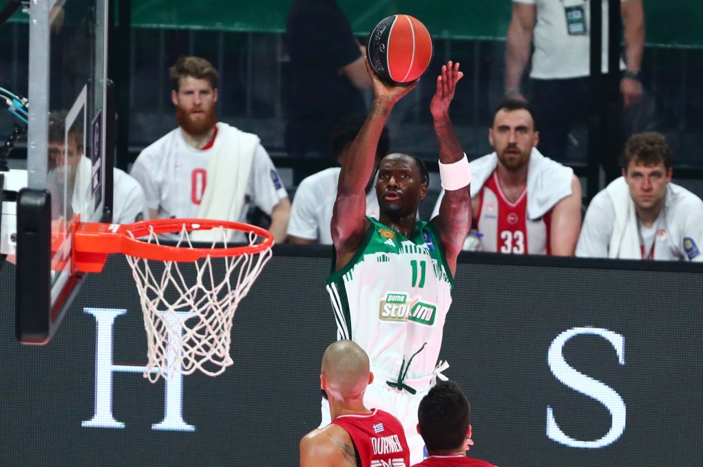 Greek Basketball League: Με «σούπερ» Χέιζ Ντέιβις ο Παναθηναϊκός νίκησε 68-58 τον Ολυμπιακό και ισοφάρισε 1-1 τη σειρά των τελικών