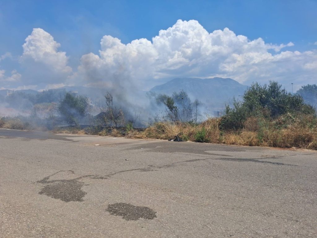 Καλαμάτα: Πυρκαγιά δίπλα σε καταυλισμό Ρομά στην Αγία Τριάδα
