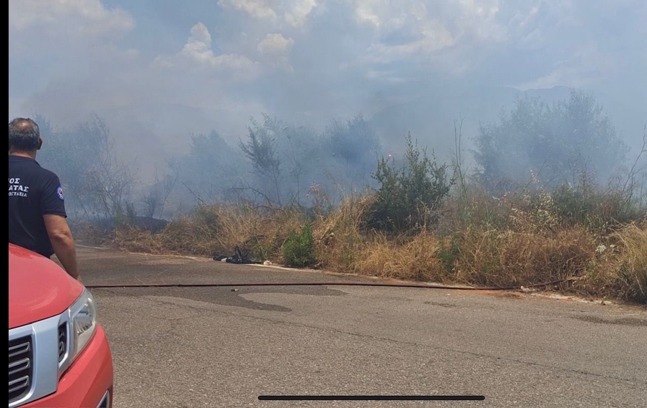 Καλαμάτα: Πυρκαγιά δίπλα σε καταυλισμό Ρομά στην Αγία Τριάδα