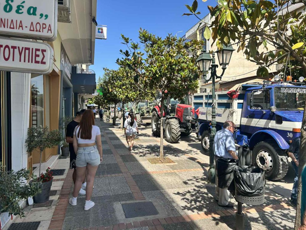 Βγήκαν τα τρακτέρ στα Φάρσαλα – Θα παραμείνουν μέχρι αύριο στο κέντρο της πόλης