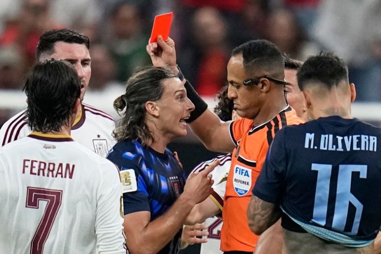 Κέρδισαν την Ουρουγουάη 1-0 και πήραν την πρωτιά οι κυνικοί Ισπανοί