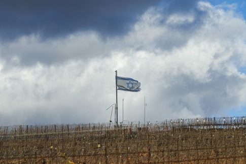 Σύσκεψη στο Μαξίμου για τη συγκράτηση τιμών στα σούπερ μάρκετ – Πληροφορίες για μειώσεις έως 6% σε 40 κατηγορίες προϊόντων