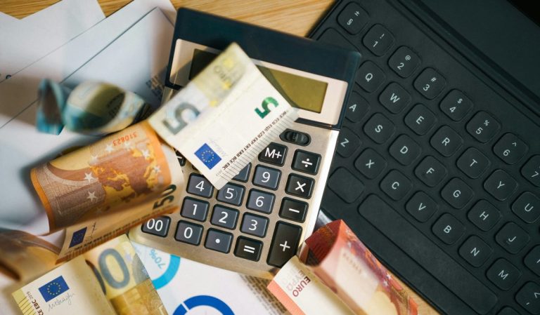 Αναδρομική μείωση δόσεων για πάνω από 100.000 δανειολήπτες του νόμου Κατσέλη – Τι ισχύει με τους τόκους και τα καταβληθέντα ποσά (Παραδείγματα)