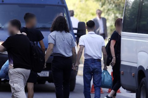 H ακρίβεια στο επίκεντρο: Για ημίμετρα κατηγορούν την κυβέρνηση η Αντιπολίτευση