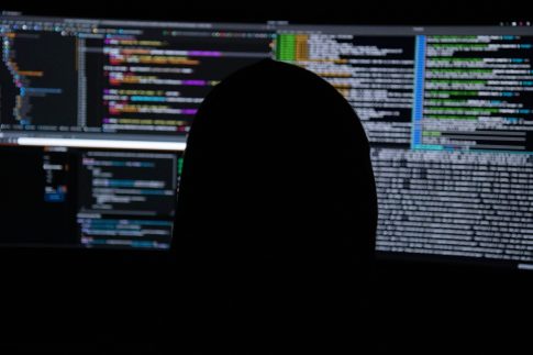 Σύσκεψη στο Μαξίμου για τη συγκράτηση τιμών στα σούπερ μάρκετ – Πληροφορίες για μειώσεις έως 6% σε 40 κατηγορίες προϊόντων