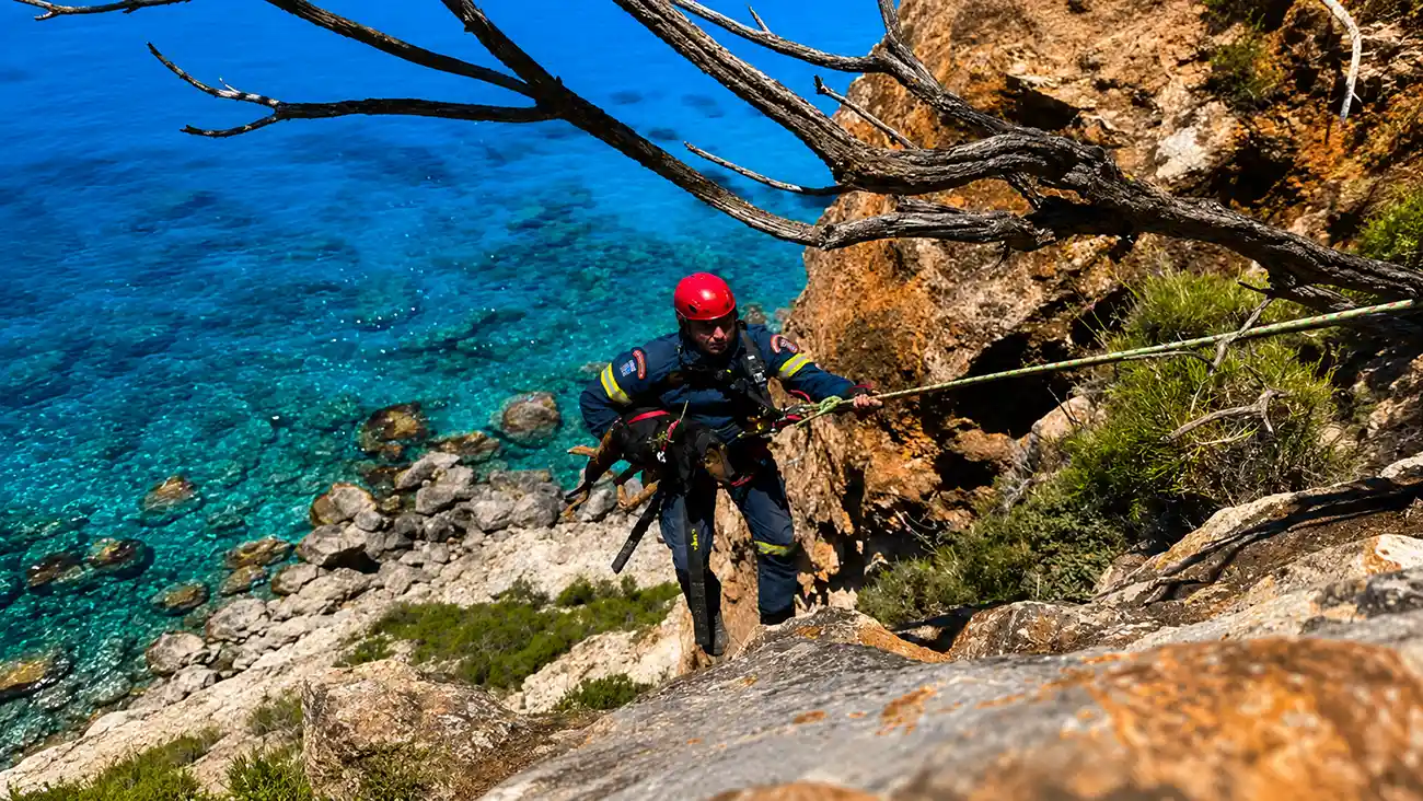Σε εξέλιξη επιχείρηση διάσωσης 31χρονου τραυματία στα Φαλάσαρνα Χανίων