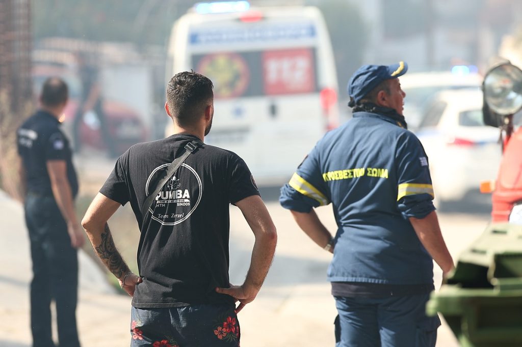 Θεσσαλονίκη: Ένας νεκρός στη φωτιά στο Δερβένι, απεγκλωβίστηκε γυναίκα με εγκαύματα – Οι φλόγες απειλούν τη Λητή