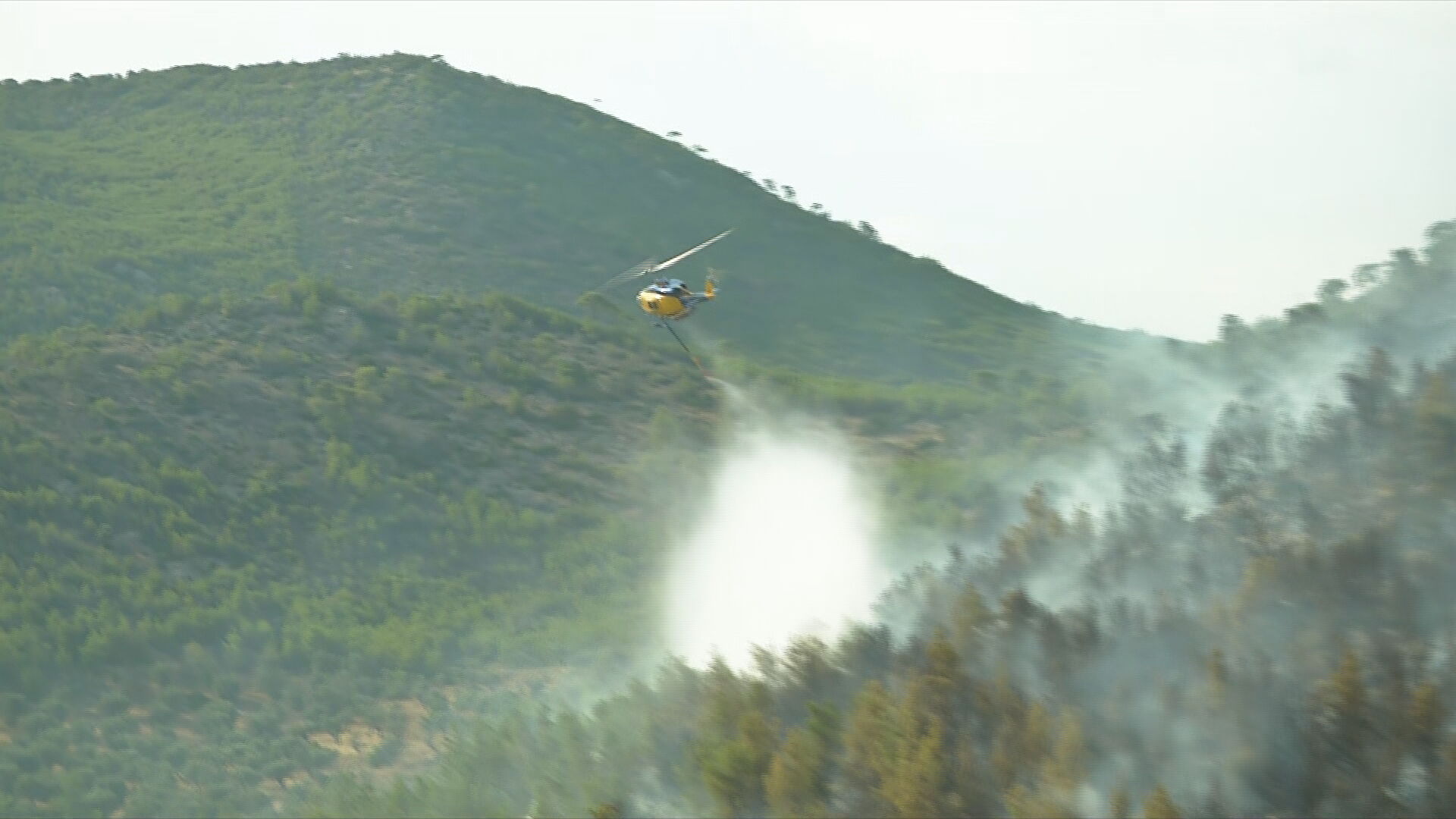 Φωτιά στην Περαχώρα Κορινθίας: Βελτιωμένη η εικόνα του μετώπ