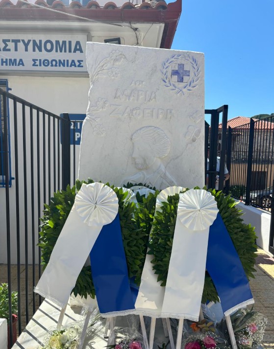 Χαλκιδική: Αποκαλυπτήρια μνημείου για την αστυνομικό Μαρία Ζαφείρη- Μ. Χρυσοχοΐδης: «Τιμάμε τη μνήμη μιας σπουδαίας γυναίκας»