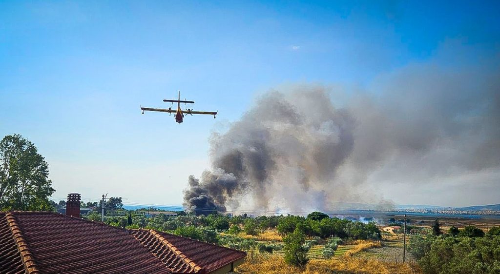 Θεσσαλονίκη: Σε εξέλιξη η φωτιά στα Τσαϊρια της Περαίας – Μάχη δίνουν τα εναέρια μέσα – Ήχησε το 112