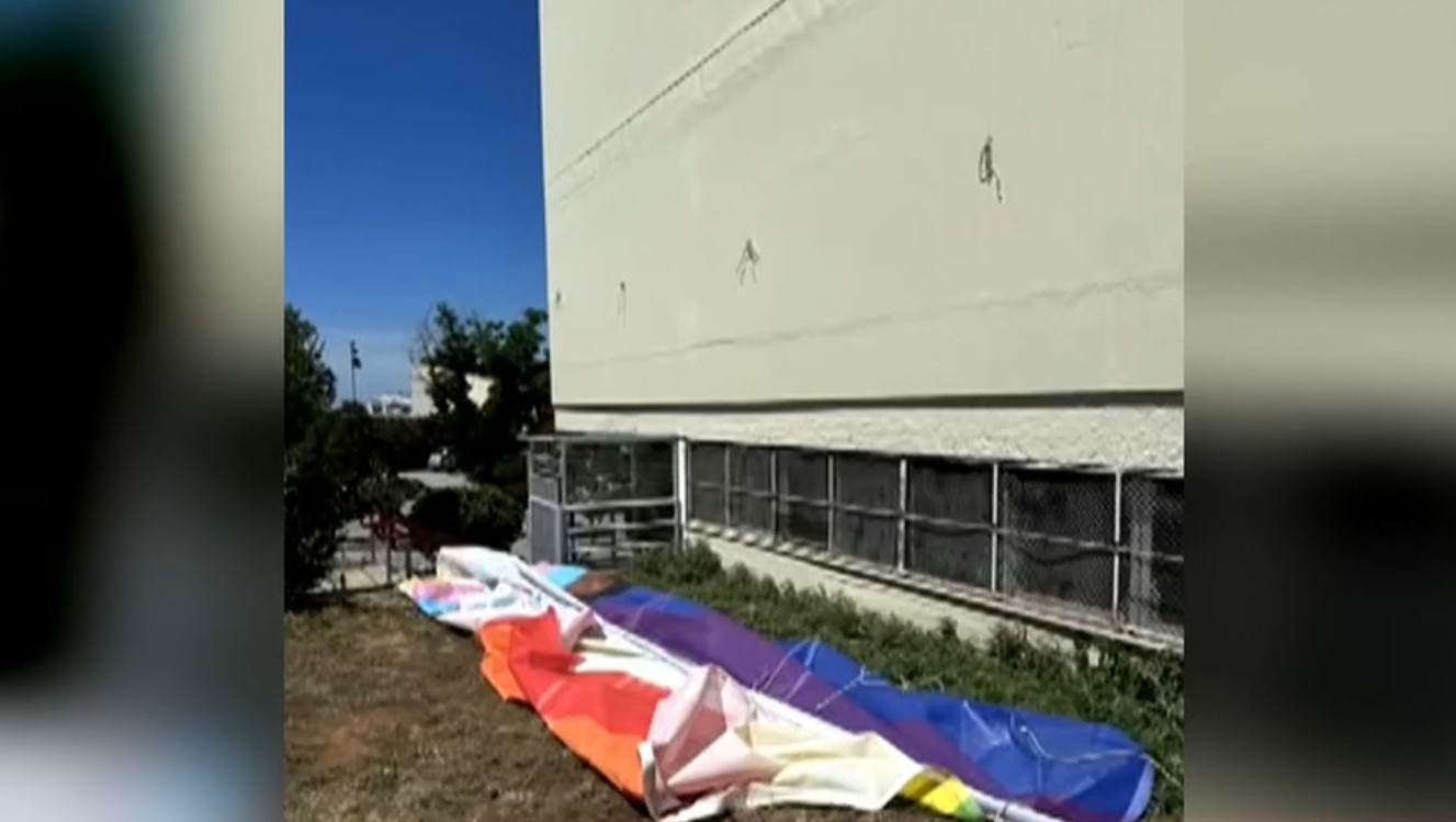 «Κατέβασαν» τη σημαία του Pride από το ΑΠΘ