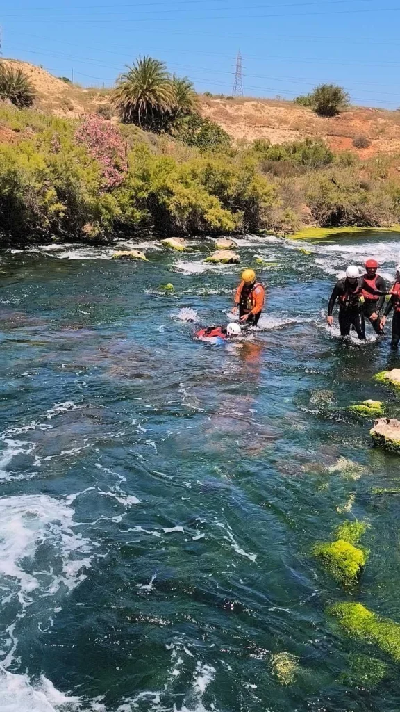 Ηράκλειο: εντυπωσιακή άσκηση πυροσβεστών στα νερά του Αλμυρού ποταμού