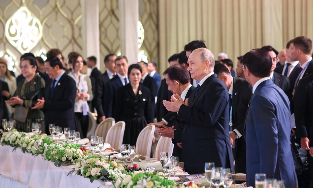 Ο Πούτιν συναντά ηγέτες της ASEAN στη Ρωσία την ώρα που η G7 πιέζει τη Μόσχα