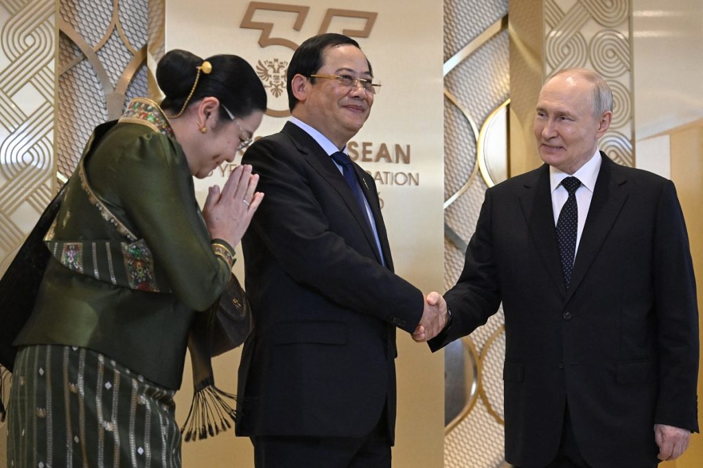 Ο Πούτιν συναντά ηγέτες της ASEAN στη Ρωσία την ώρα που η G7 πιέζει τη Μόσχα