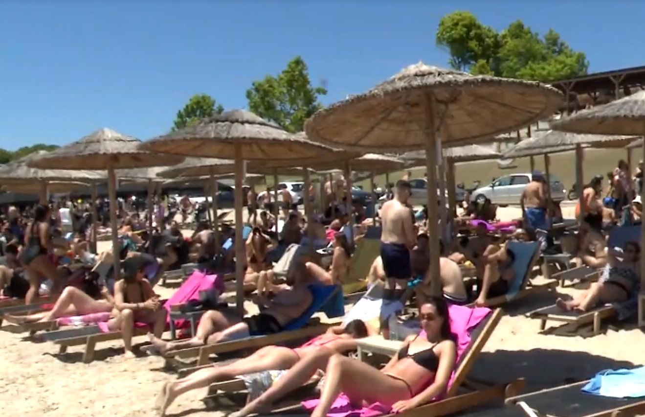 Γεμάτες από κόσμο οι παραλίες της Χαλκιδικής
