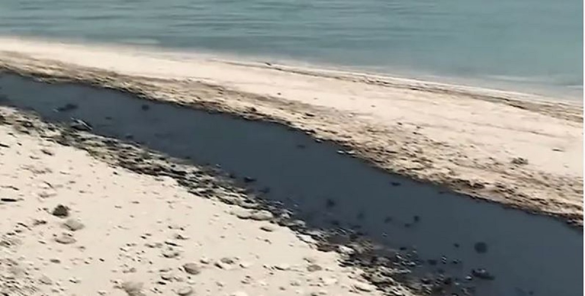 Μυστηριώδης πετρελαιοκηλίδα μολύνει με πίσσα τις ακτές στις «Μαλδίβες του Ιράν»
