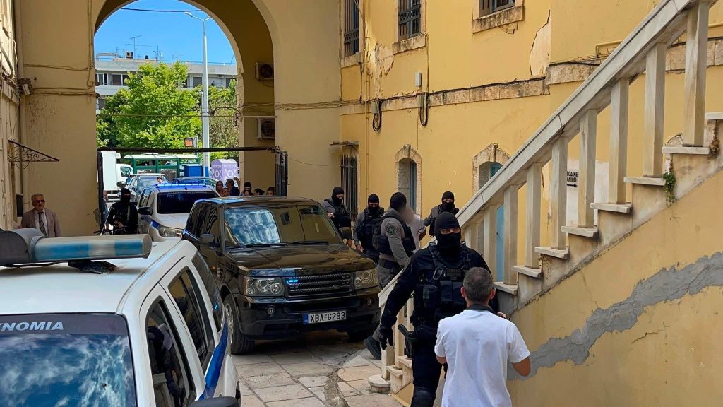 Ένταση και αποδοκιμασίες έξω από τα δικαστήρια Χανίων – Απολογείται ο 43χρονος για τη δολοφονία της Σταυρούλας Λεβεντάκη