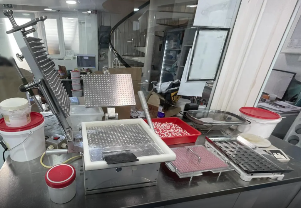 Εξαρθρώθηκε κύκλωμα παραγωγής και διακίνησης φαρμάκων και ουσιών ντόπινγκ
