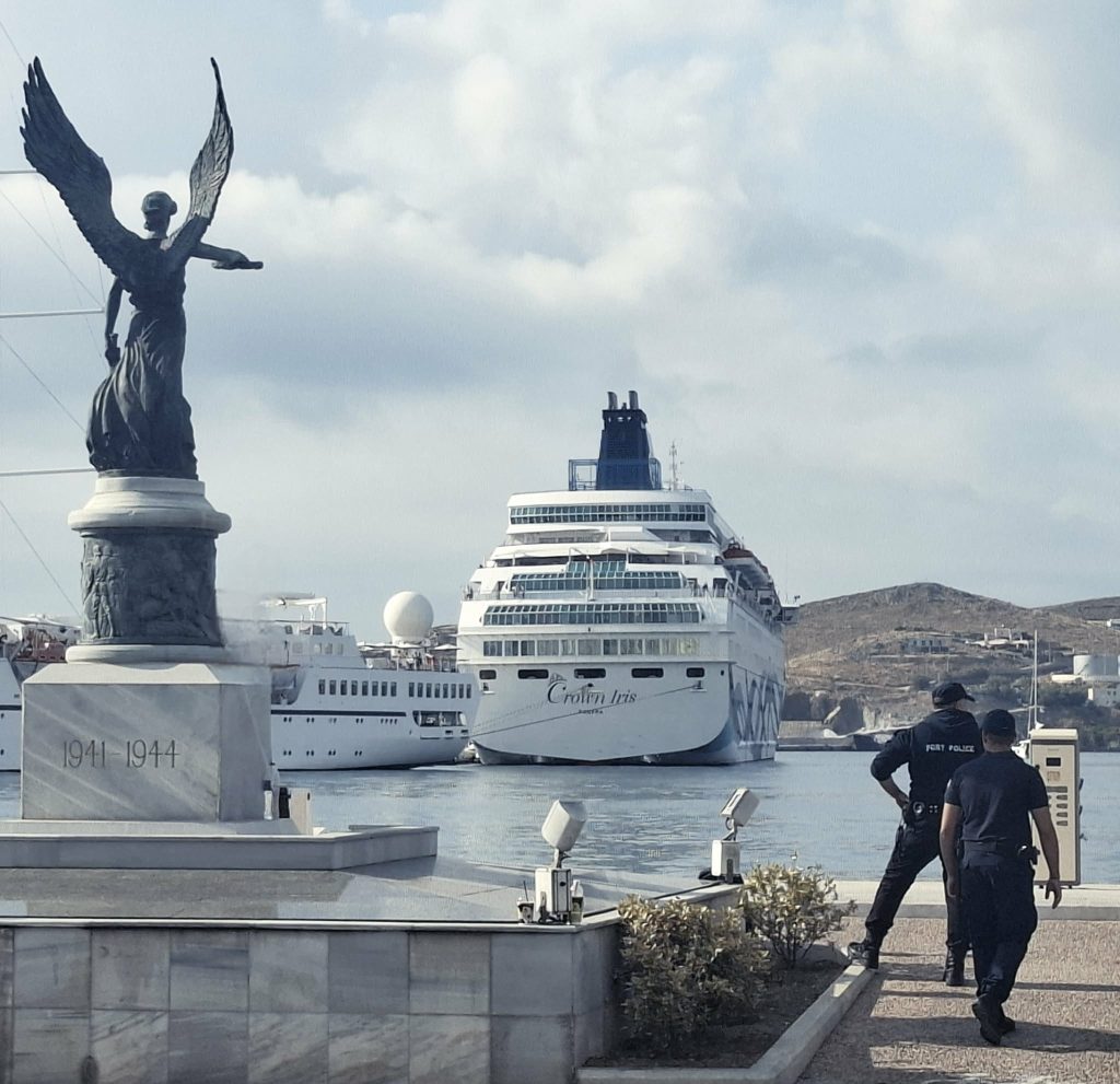 Έντονη αστυνομική παρουσία και μικροεντάσεις κατά την επίσκεψη του Crown Iris στη Σύρο