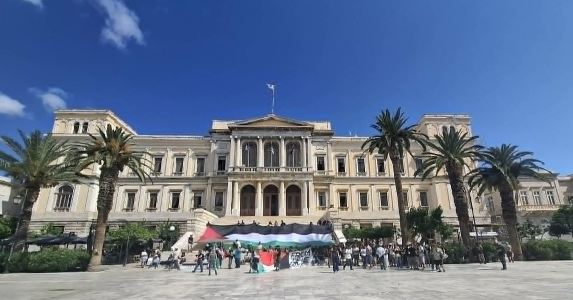 Έντονη αστυνομική παρουσία και μικροεντάσεις κατά την επίσκεψη του Crown Iris στη Σύρο