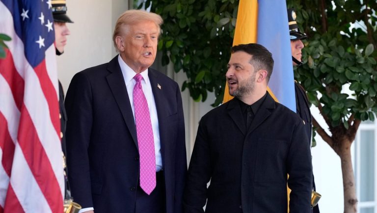 Τραμπ για Ζελένσκι: «Τα πάει μάλλον καλά, αντέχει»
