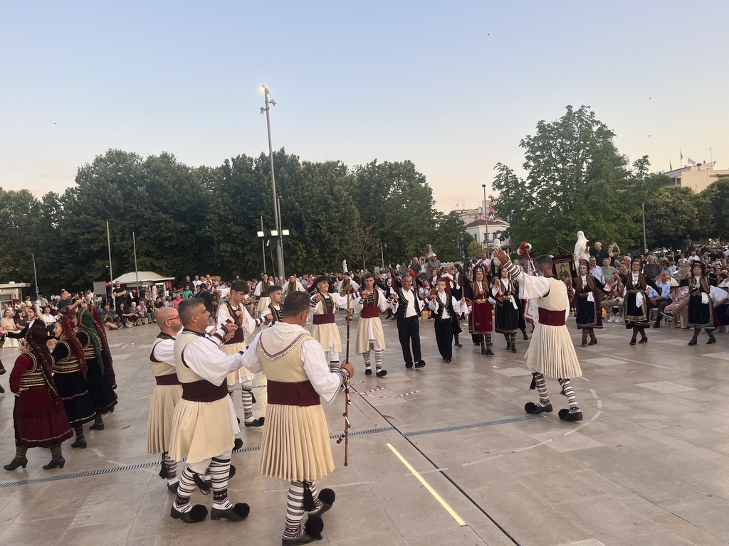 Τρίκαλα: Χοροί, έθιμα και παράδοση των Βλάχων με 1.500 χορευτές στο «40ο Αντάμωμα»