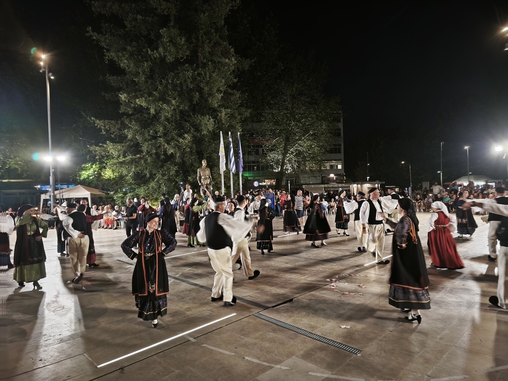 Τρίκαλα: Χοροί, έθιμα και παράδοση των Βλάχων με 1.500 χορευτές στο «40ο Αντάμωμα»