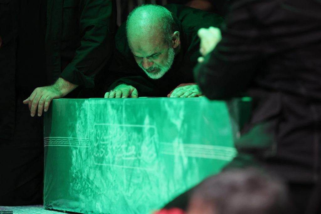 Ιράν: Σε λαϊκό προσκύνημα η σορός του Χαμενεΐ – Εβδομάδα πένθους