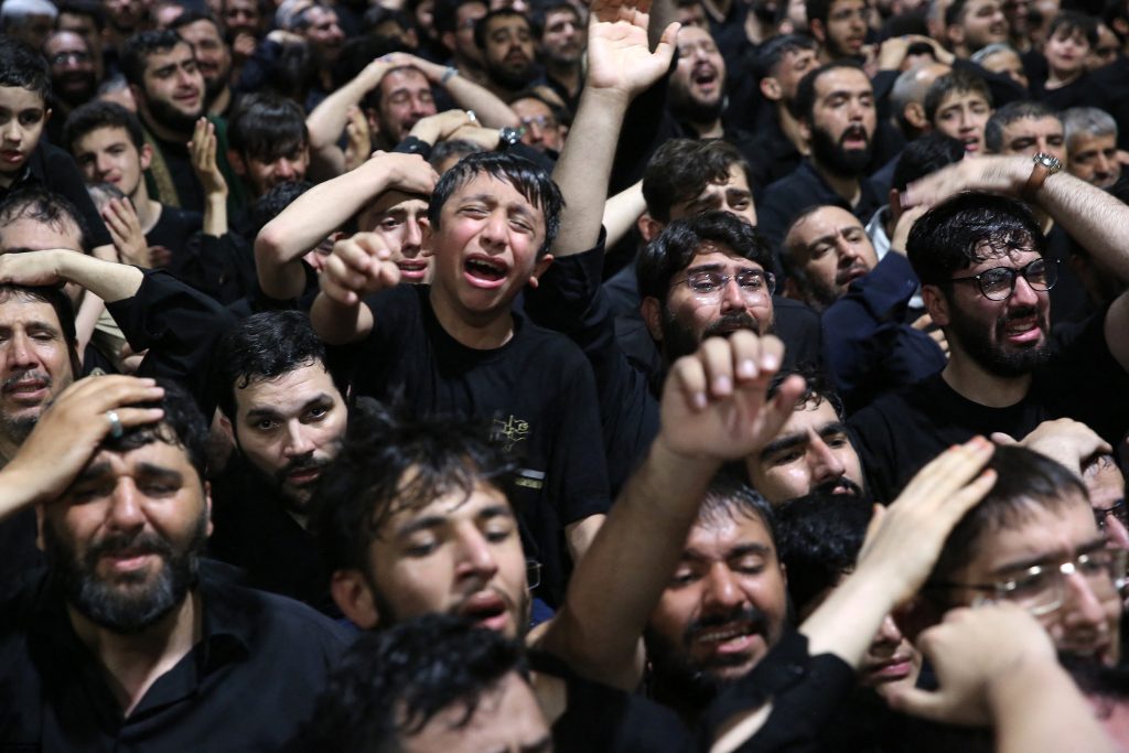 Ιράν: Σε λαϊκό προσκύνημα η σορός του Χαμενεΐ – Εβδομάδα πένθους
