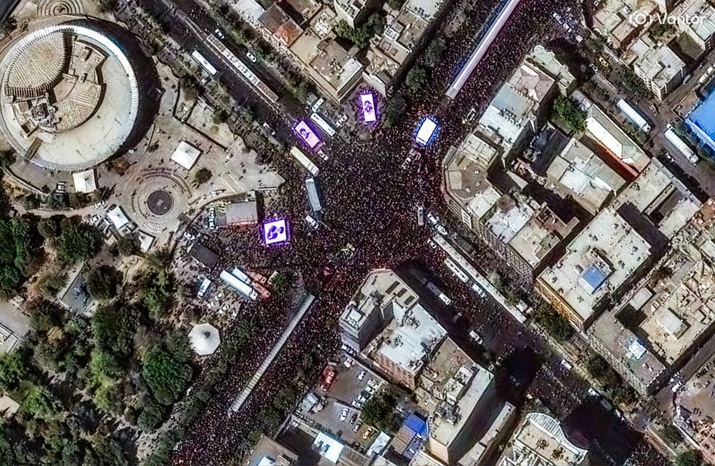 Κηδεία Αλί Χαμενεΐ: Εκατομμύρια Ιρανοί κατέκλυσαν τους δρόμους της Τεχεράνης – Οργή για τις ΗΠΑ και εκκλήσεις για εκδίκηση