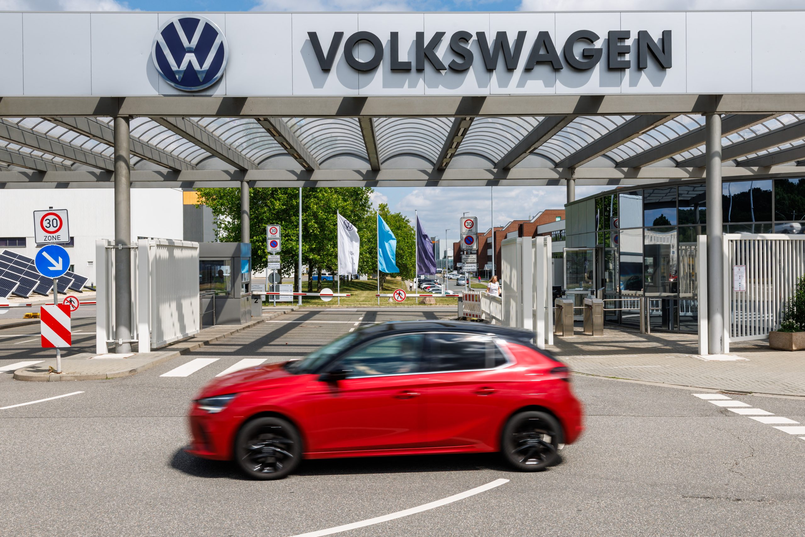 GERMANY-ECONOMY-INDUSTRY-AUTOMOBILE-LAYOFFS-UNIONS-PROTEST Volkswagen: Έντονες αντιδράσεις των εργαζομένων στο σχέδιο περικοπών και το ενδεχόμενο απολύσεων