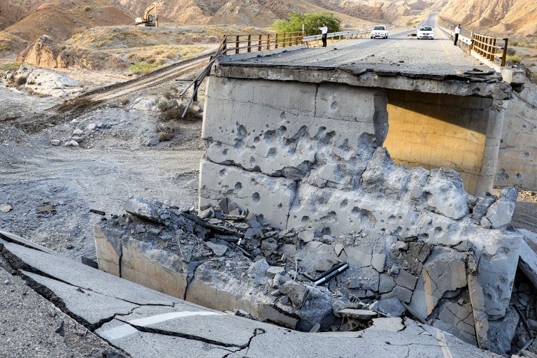 Κλιμακώνεται η σύγκρουση ΗΠΑ – Ιράν: Νέοι βομβαρδισμοί και επιθέσεις στα Στενά του Ορμούζ