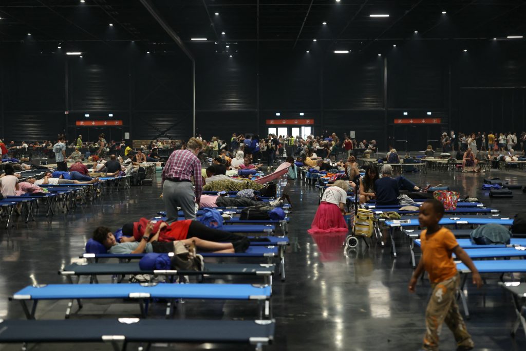 Περισσότεροι από 220.000 άνθρωποι έχουν εκκενώσει τα σπίτια τους σε Γαλλία και Ισπανία λόγω πυρκαγιών