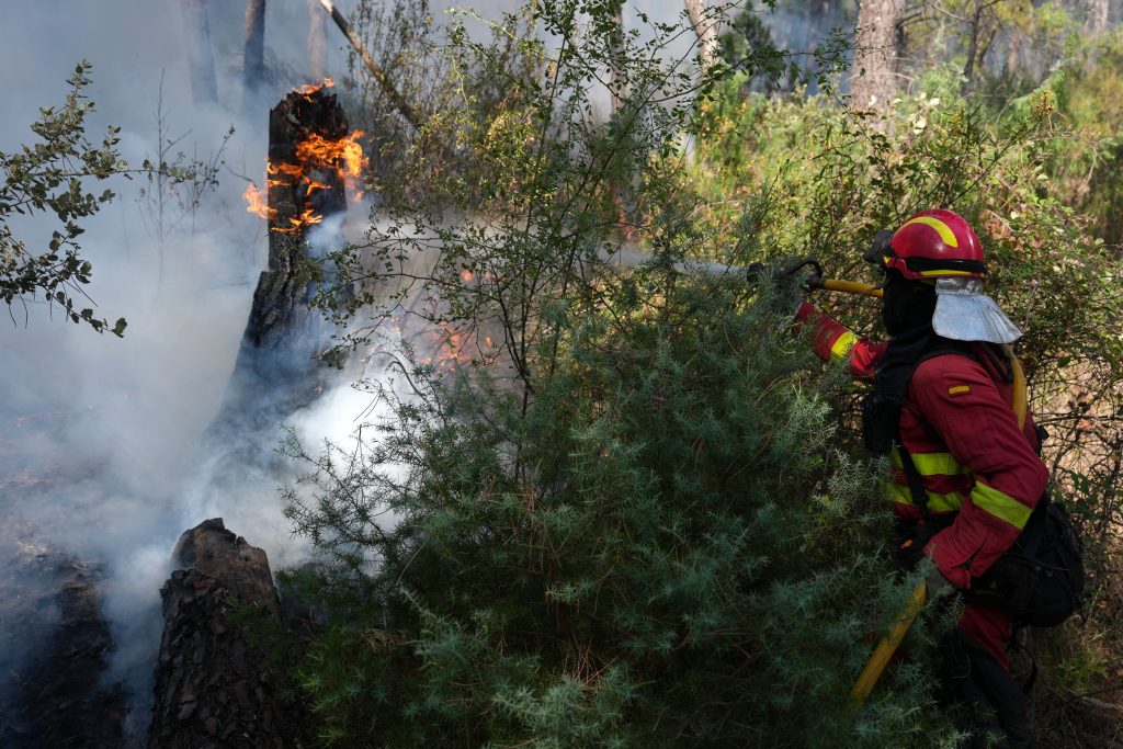 Εκτός ελέγχου οι πυρκαγιές σε Γαλλία και Ισπανία – Ρεκόρ εκκενώσεων, στη μάχη το στρατιωτικό A400M