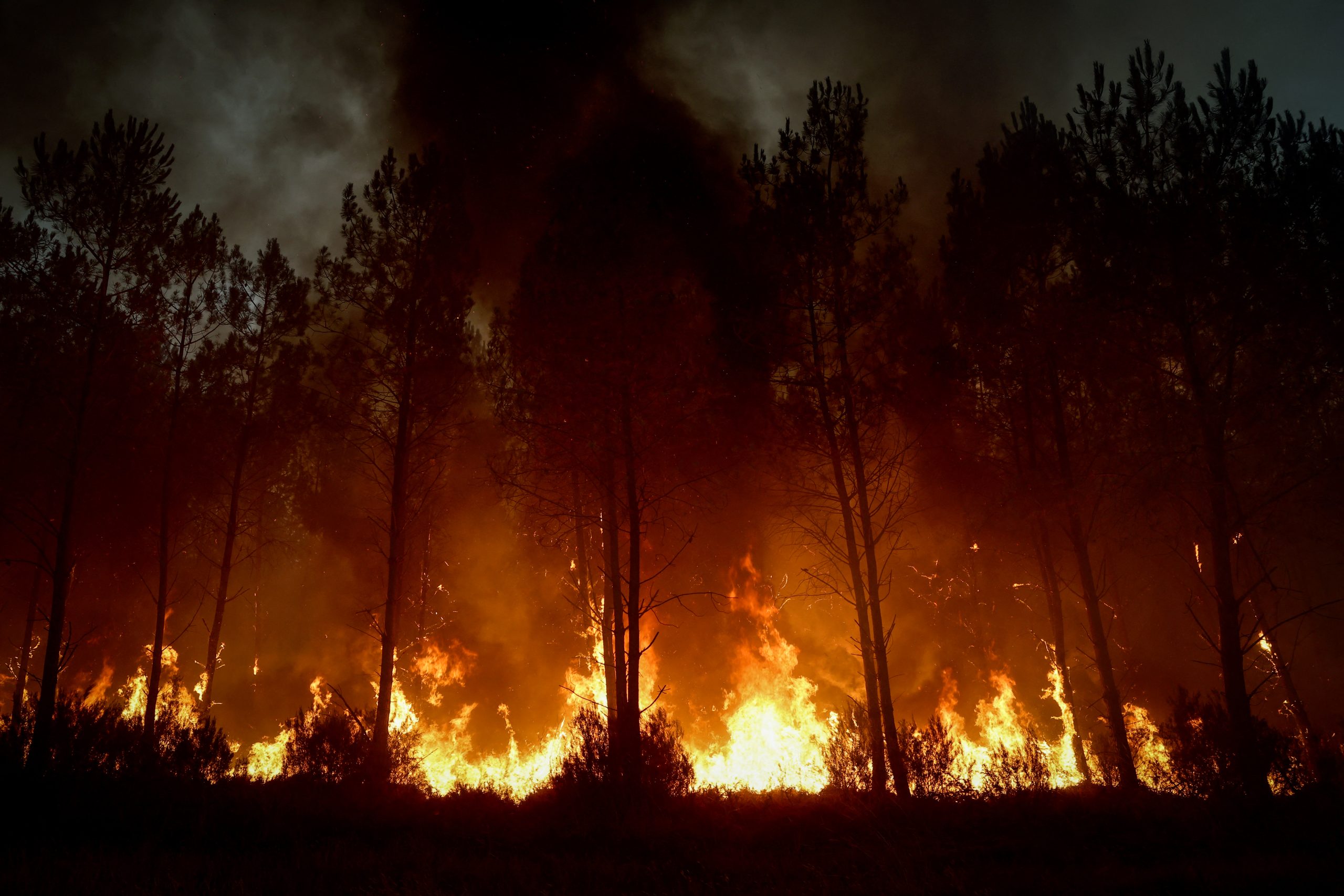 FRANCE-ENVIRONMENT-CLIMATE-WEATHER-WILDFIRE Πύρινος εφιάλτης σε Γαλλία και Ισπανία: Πάνω από 325.000 άνθρωποι εγκατέλειψαν τα σπίτια τους