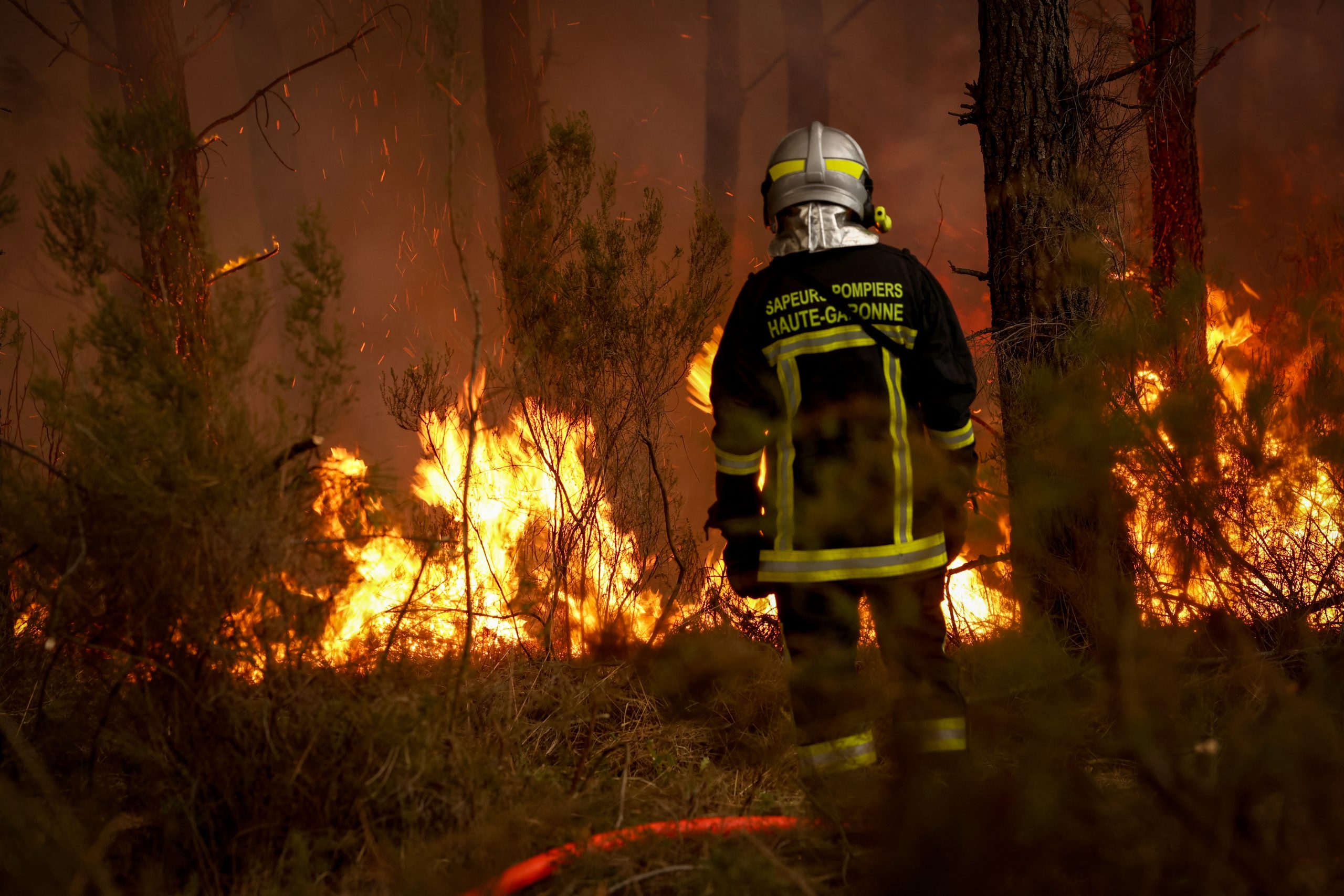 FRANCE-ENVIRONMENT-CLIMATE-WEATHER-WILDFIRE Πύρινος εφιάλτης σε Γαλλία και Ισπανία: Πάνω από 325.000 άνθρωποι εγκατέλειψαν τα σπίτια τους