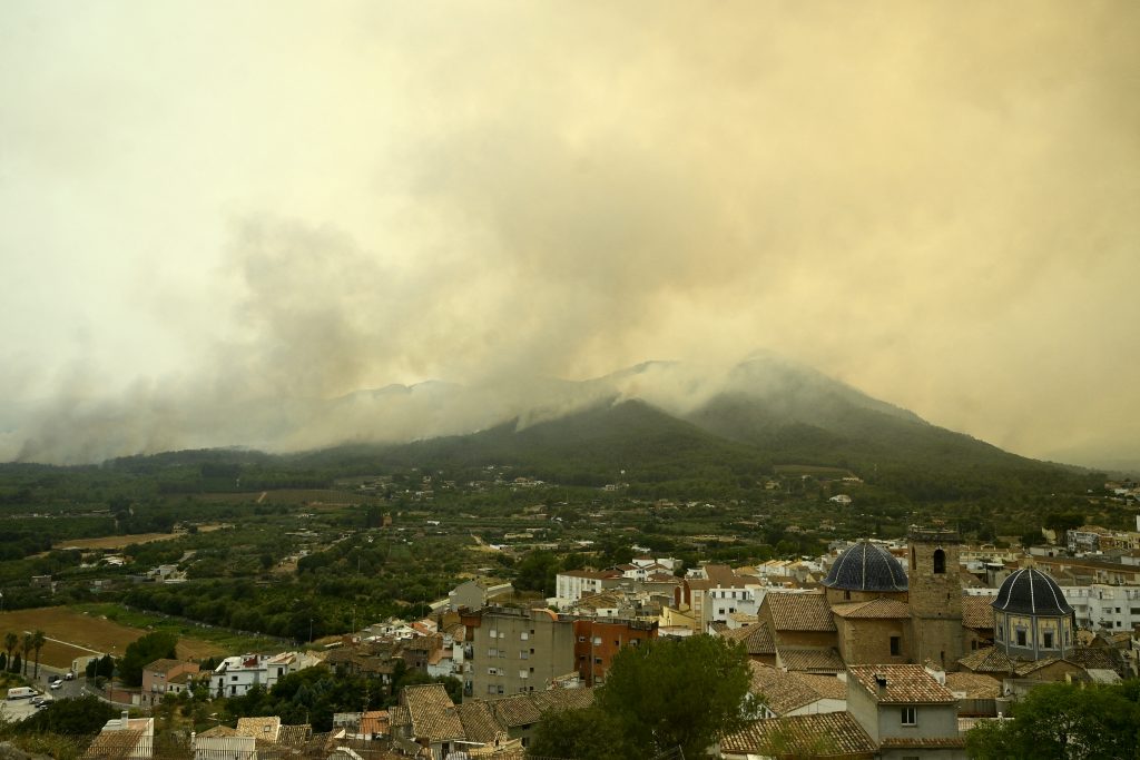 Σε πύρινο κλοιό η Ευρώπη: Μάχη με τις φλόγες σε Τουρκία, Βρετανία, Γαλλία, Ισπανία και Πορτογαλία