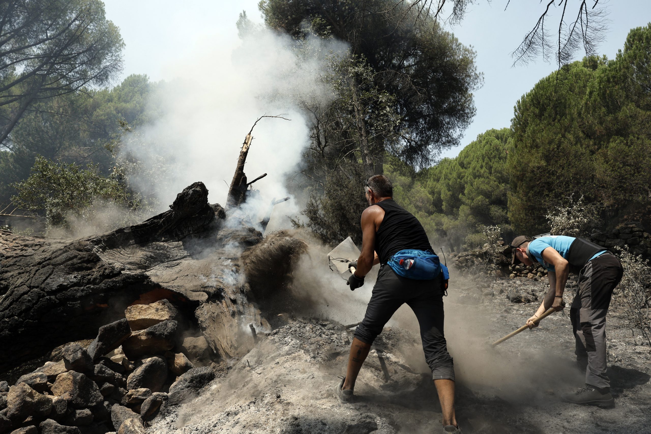 SPAIN-WILDFIRE-EMERGENCY-CLIMATE Πύρινος εφιάλτης σε Ισπανία και Γαλλία: Επιστροφές στη Μαδρίτη, νέες εκκενώσεις στο Μπορντό