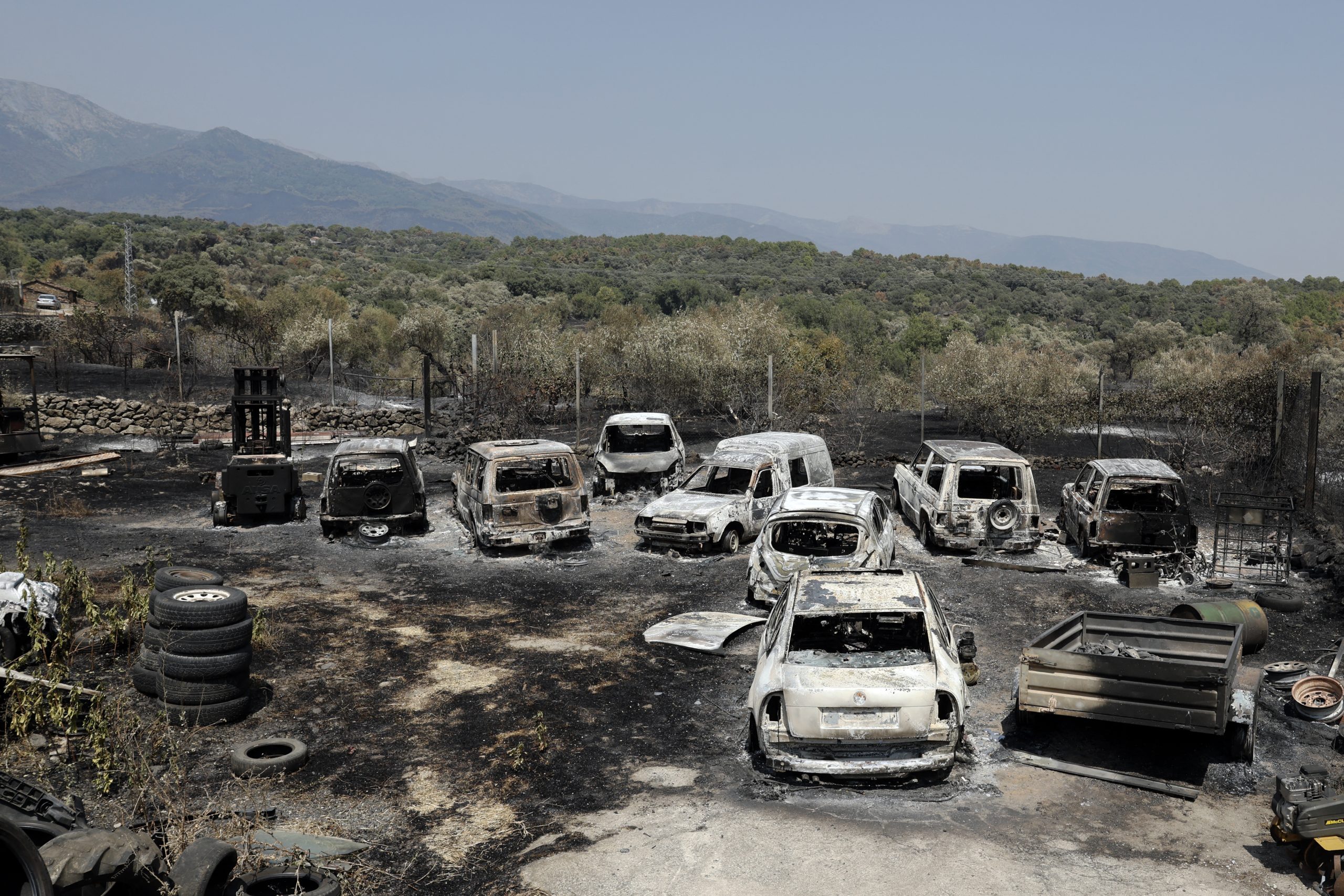 SPAIN-WILDFIRE-EMERGENCY-CLIMATE Πύρινος εφιάλτης σε Ισπανία και Γαλλία: Επιστροφές στη Μαδρίτη, νέες εκκενώσεις στο Μπορντό