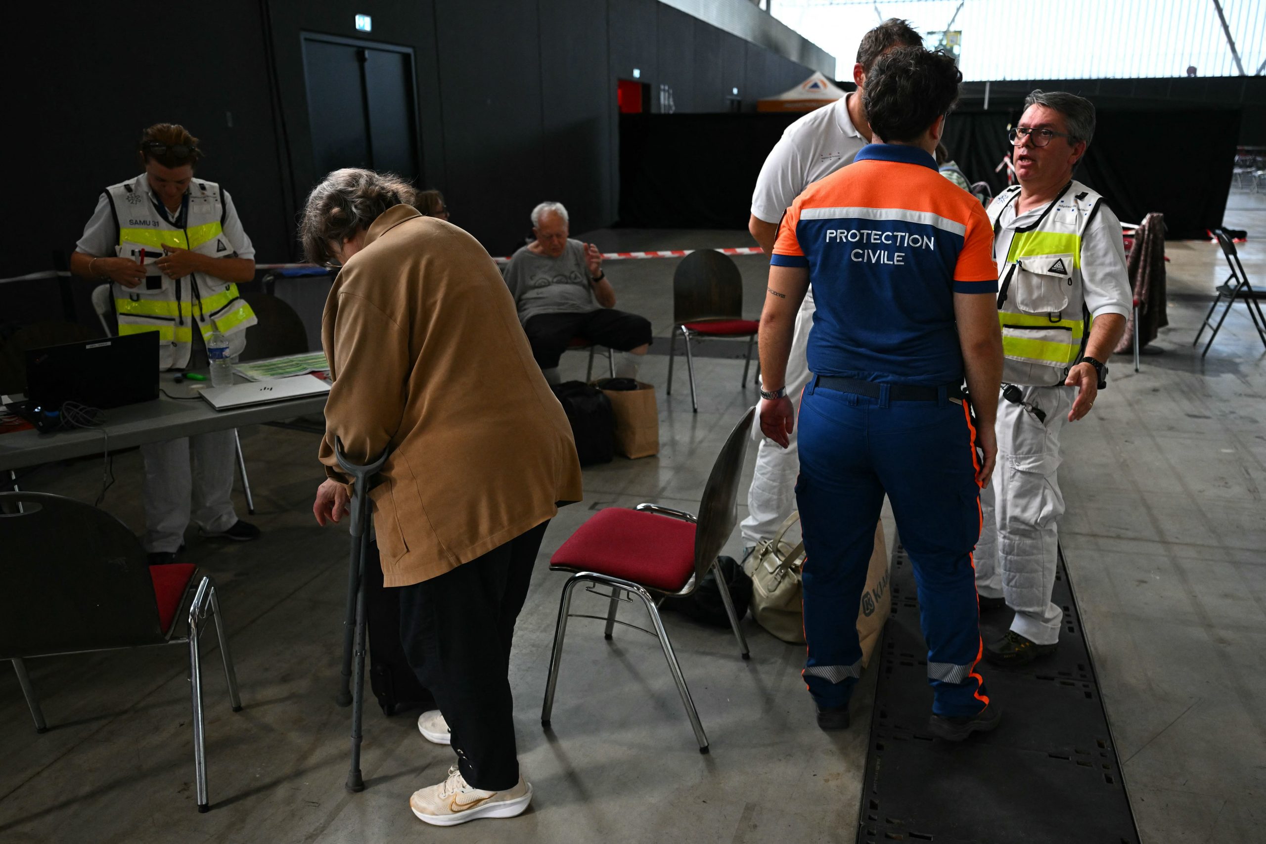 FRANCE-ENVIRONMENT-CLIMATE-WEATHER-WILDFIRE Πύρινος εφιάλτης σε Ισπανία και Γαλλία: Επιστροφές στη Μαδρίτη, νέες εκκενώσεις στο Μπορντό