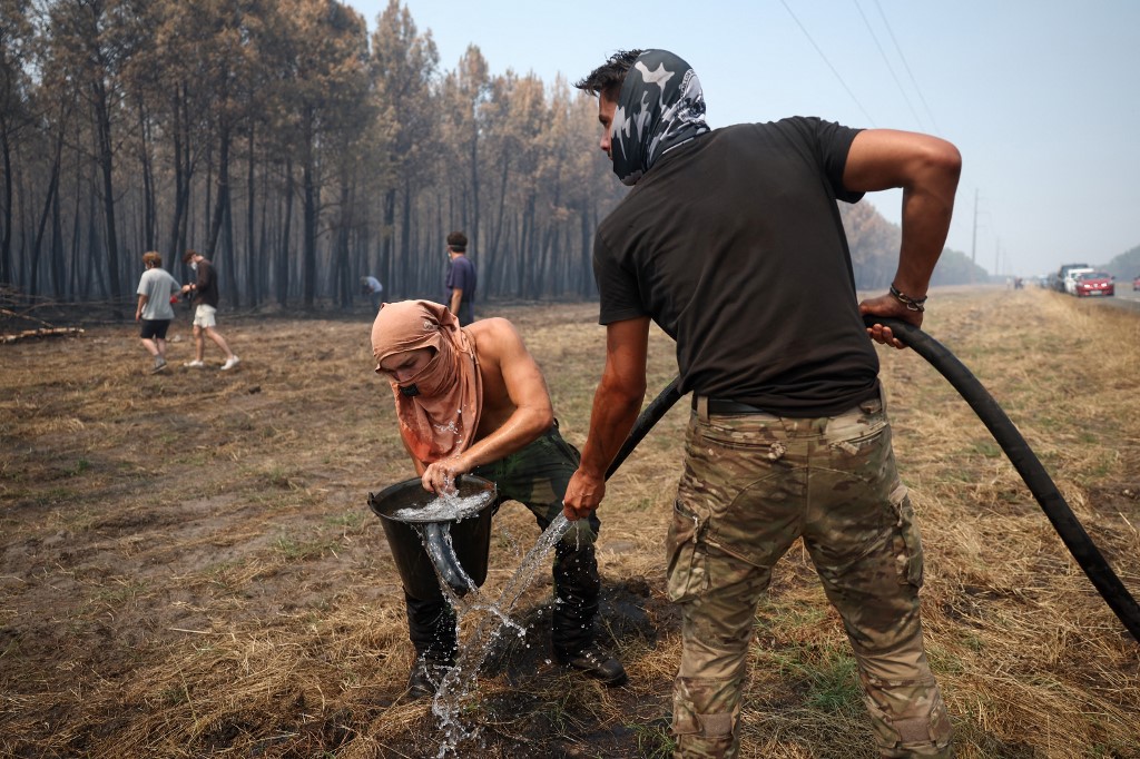 Ισπανία και Γαλλία αντιμέτωπες με καταστροφικές πυρκαγιές – Χιλιάδες επιστρέφουν στα σπίτια τους, ενώ η Ευρώπη δοκιμάζεται από νέο κύμα καύσωνα