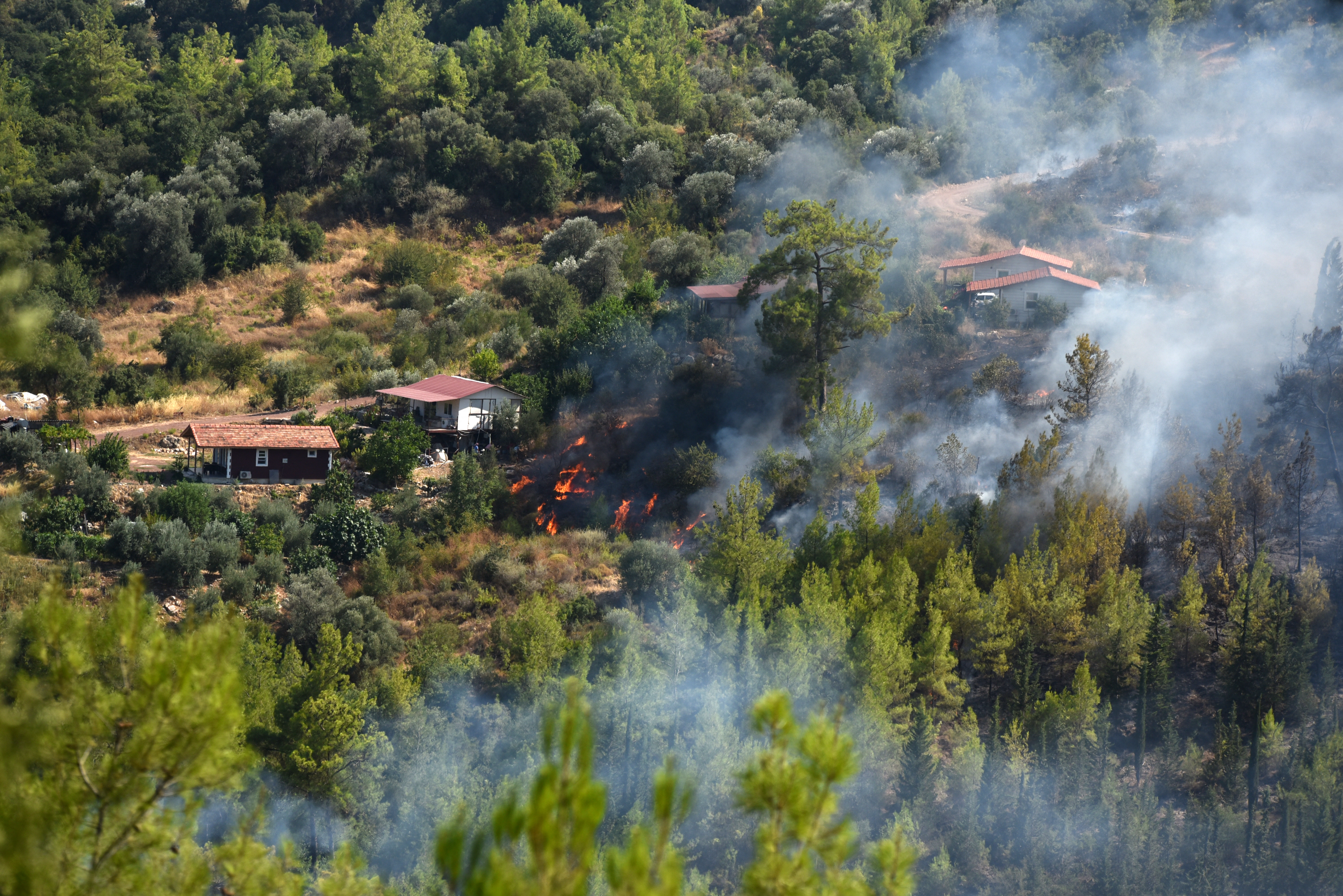 Τουρκία: Μάχη με μεγάλες πυρκαγιές κοντά σε τουριστικές περιοχές – Εκατοντάδες εκκενώσεις
