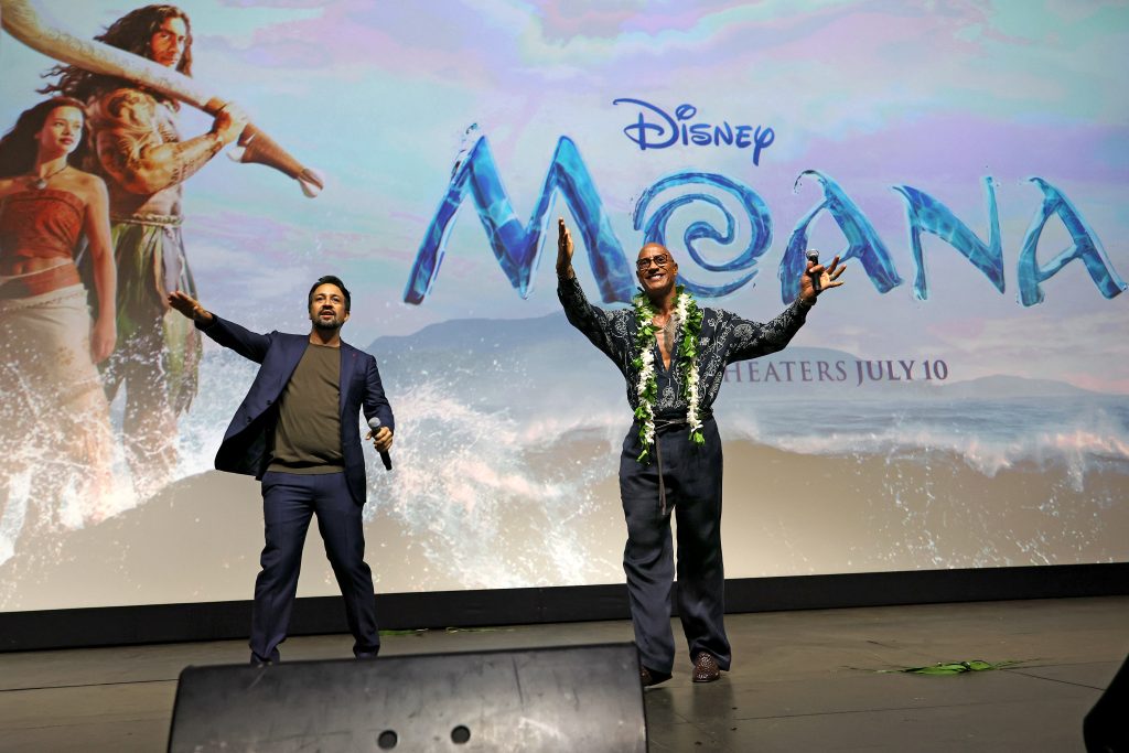 Ο Lin-Manuel Miranda απαντά στις ερωτήσεις του ΕΡΤnews