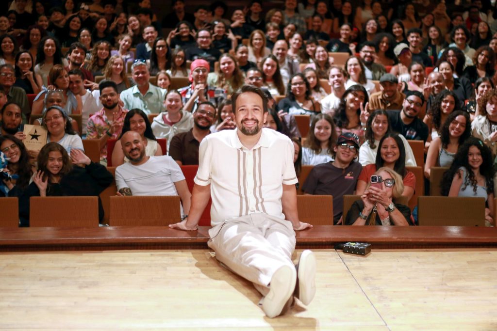 Ο Lin-Manuel Miranda απαντά στις ερωτήσεις του ΕΡΤnews