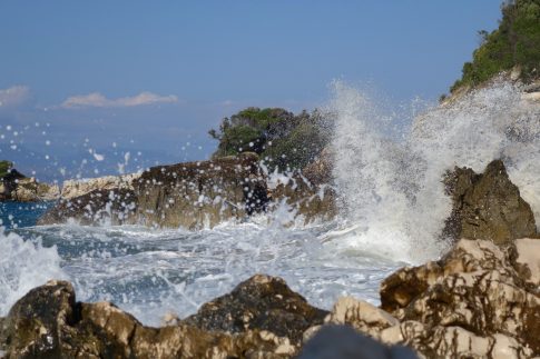 Πυρκαγιά στο Ωραιόκαστρο: Συνεχίζονται οι ρίψεις σε δύο εργοστάσια, χωρίς ενεργό μέτωπο στο δασικό κομμάτι – Το τοξικό νέφος έχει φτάσει στη Θεσσαλονίκη
