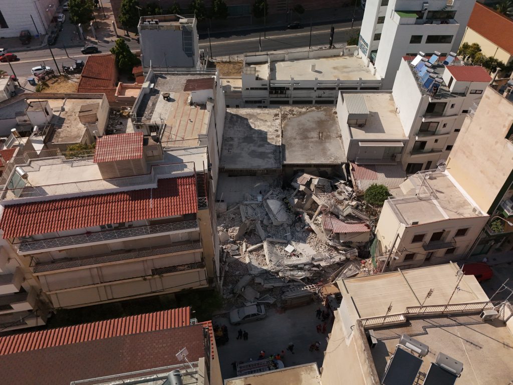 Κατάρρευση πολυκατοικίας στα Πετράλωνα: Λάθη στην εκσκαφή, ελλιπείς έλεγχοι και ερωτήματα για τις αντιστηρίξεις – Εκτιμήσεις ειδικών στο ΕΡΤnews