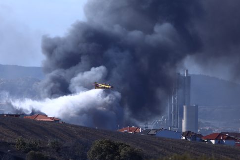 Φωτιά στην Οινόη: 140 πυροσβέστες και εναέρια μέσα στη μάχη – Ήχησε το 112, σε ισχύ κυκλοφοριακές ρυθμίσεις