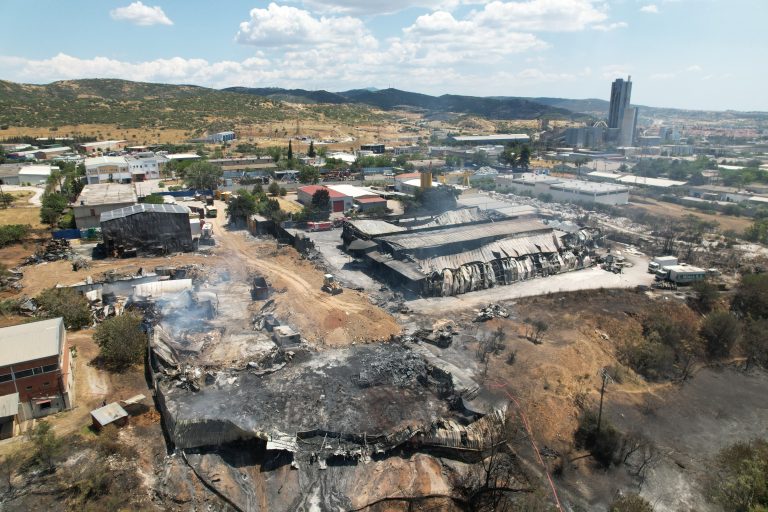 Οι βόρειοι άνεμοι περιόρισαν τις επιπτώσεις από τη φωτιά στο Ωραιόκαστρο – Τι δείχνουν οι μετρήσεις ρύπανσης