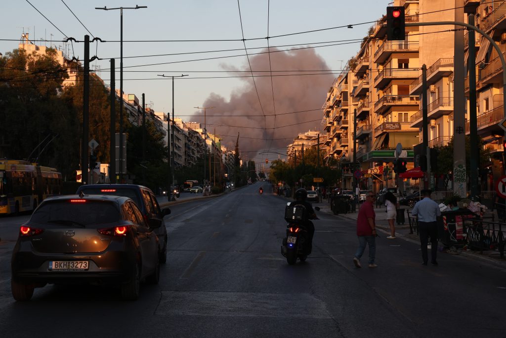 Φωτιά στο παλιό κτήριο του Μπάντμιντον στο Πάρκο Γουδή – Ήχησε το 112, πυκνοί καπνοί στην περιοχή