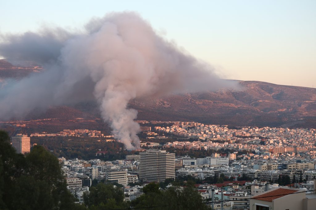 Φωτιά στο παλιό κτήριο του Μπάντμιντον στο Πάρκο Γουδή – Ήχησε το 112, πυκνοί καπνοί στην περιοχή
